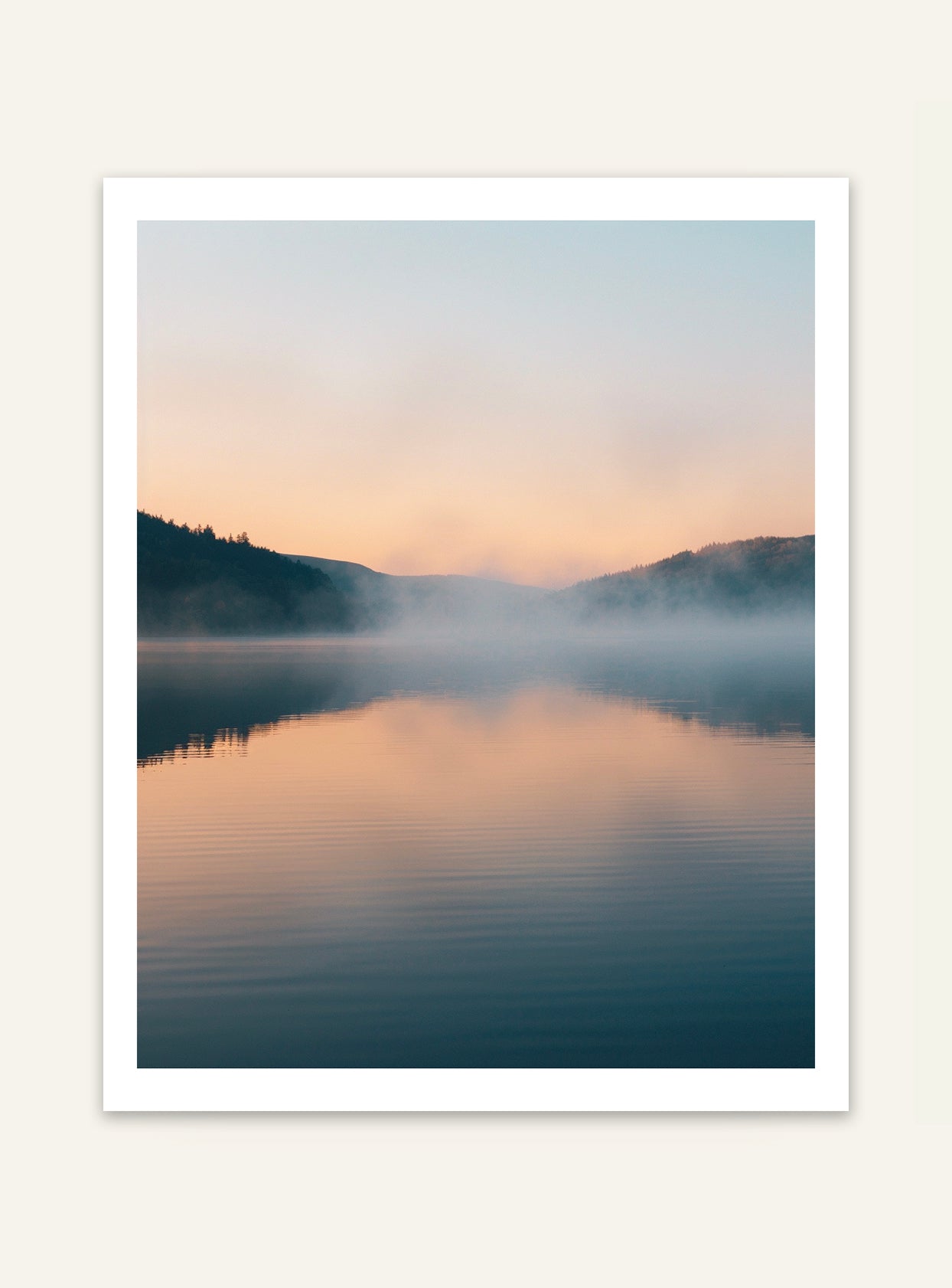 Nordanio naturposter av sjösoluppgång med vackert ljusreflex på vattnet i ett friluftsmotiv
