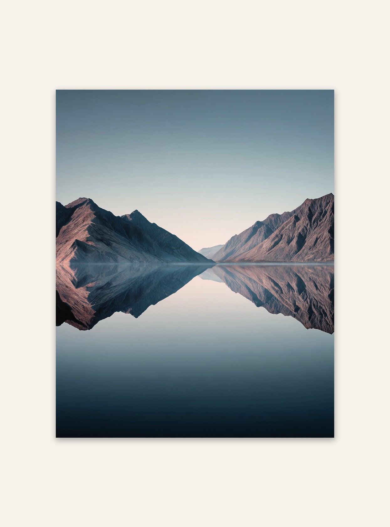 Minimalistisk naturposter med sjöreflektion och bergmotiv från Nordanio, modern väggkonst för hemmet.