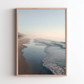 Nordanio BEACH strandhandduk med blå och vit randig design på en solig strand.