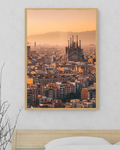Bild av en Barcelona-posters av Nordanio, med färgglad stadssilhuett och ikoniska landmärken på vit bakgrund.