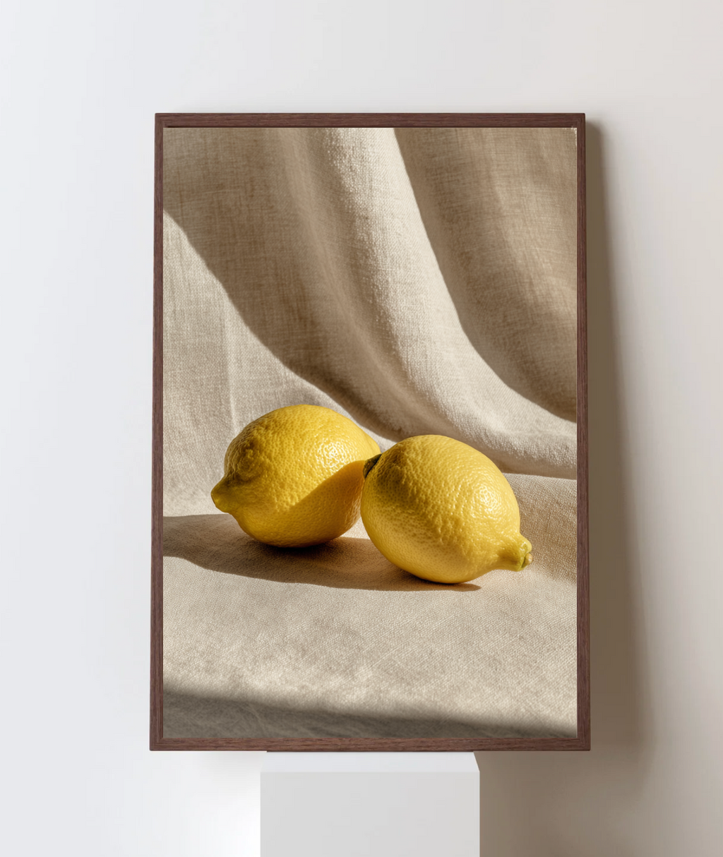 Närbild av en frisk, gul citron från Nordanio, visar texturen och saften i citrusfrukten.