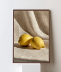 Närbild av en frisk, gul citron från Nordanio, visar texturen och saften i citrusfrukten.