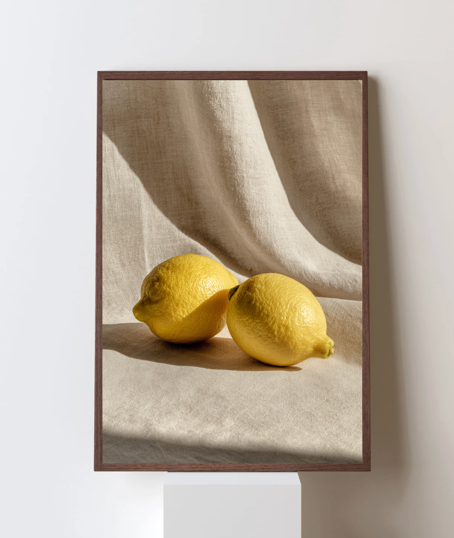 Närbild av en frisk, gul citron från Nordanio, visar texturen och saften i citrusfrukten.