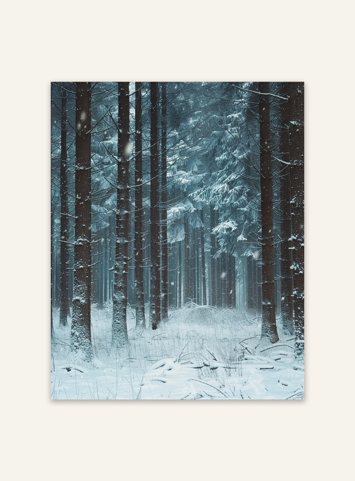 Snöfall i skogmotiv på naturposter av Nordanio, visar snöklädda träd och vintrig skogsmiljö.
