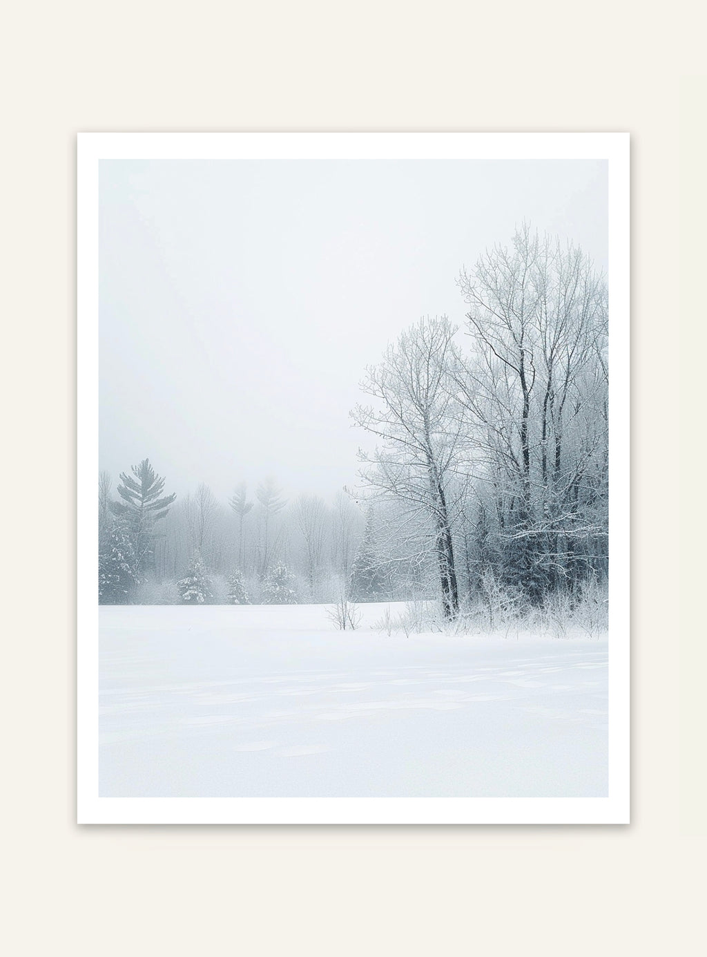 Naturposter med snöklädd trädlinje mot en klar himmel, av Nordanio, som visar ett vinterlandskap.