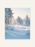 Snölandskapsaffisch av Nordanio, naturposter med vinterlandskap och snöklädda träd och berg.
