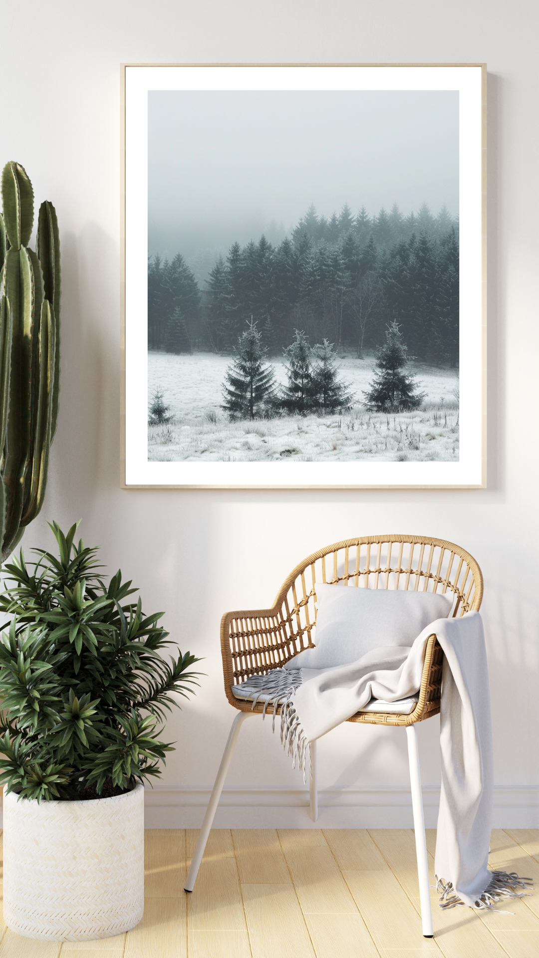 Svartvit naturposter med skogsträdlinje i dimma, minimalistisk väggkonst av Nordanio för lugn och naturnära inredning.