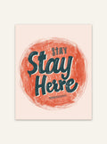 Typografiposter från Nordanio med texten "Stay Here" i modern stil, väggdekoration för hem eller kontor.