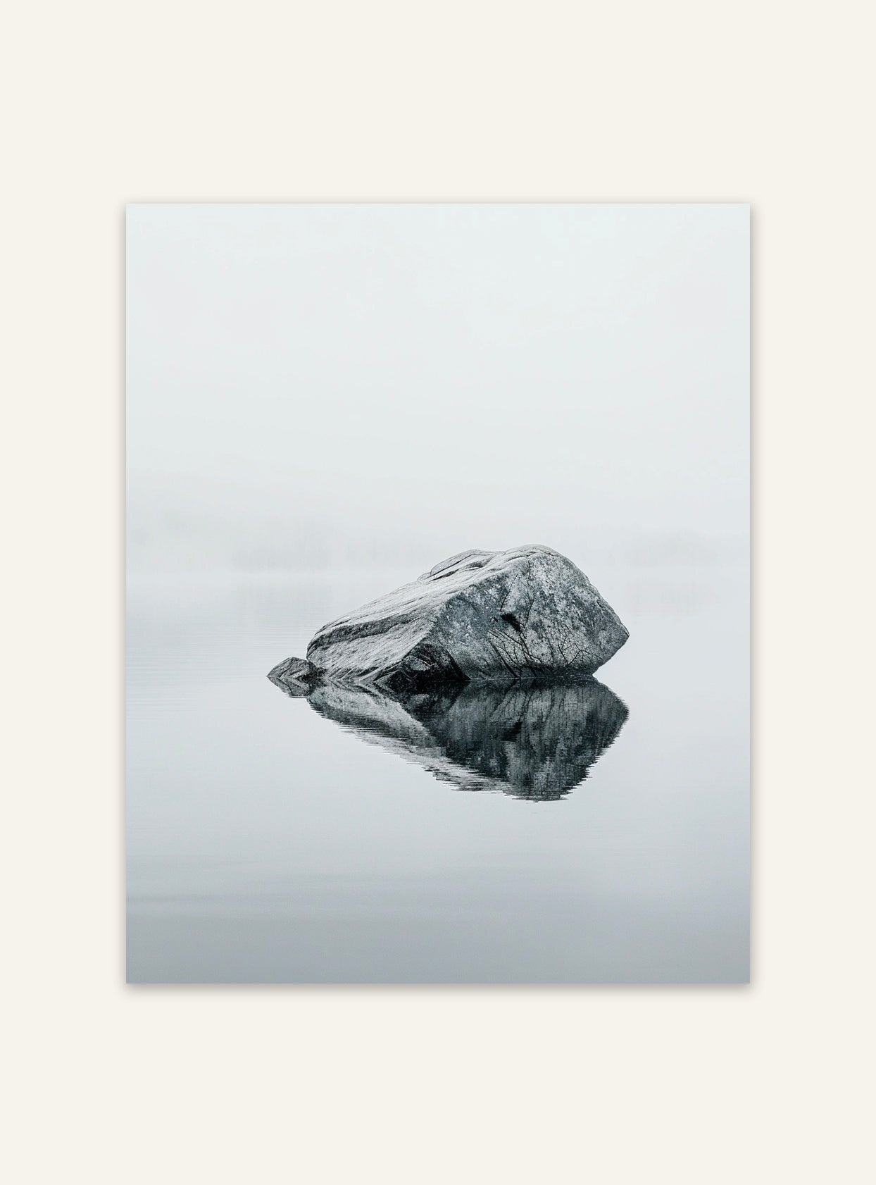 Naturposter med sten och vatten av Nordanio, visar en lugn vattenbild med stenfasad i vackert landskap.