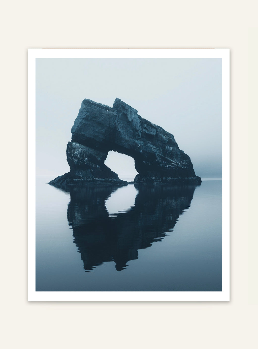 Naturposter med stenformation av Nordanio, visar en imponerande klippformation i naturlig miljö.