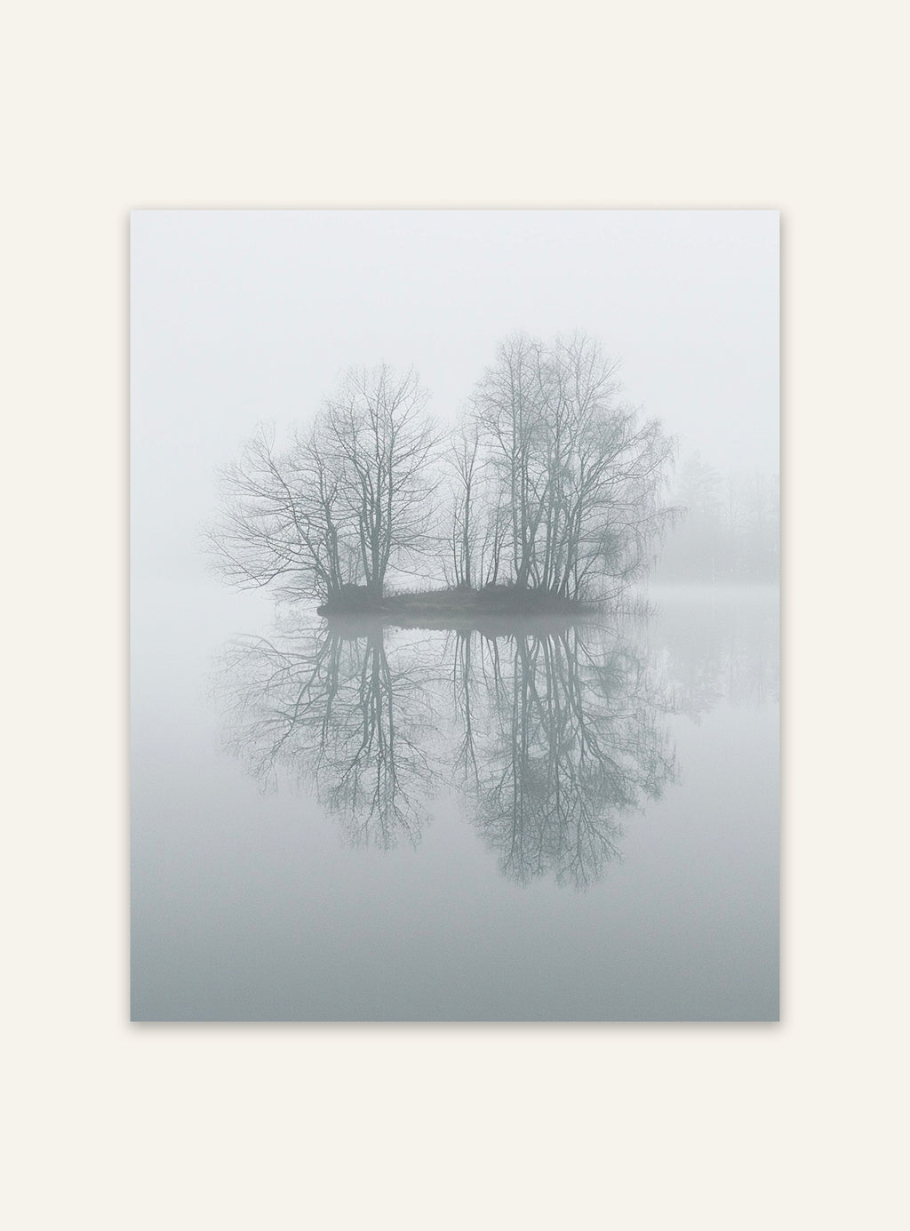 Still Water poster av naturmotiv från Nordanio, visar lugnt vatten och reflekterande landskap i vacker miljö.