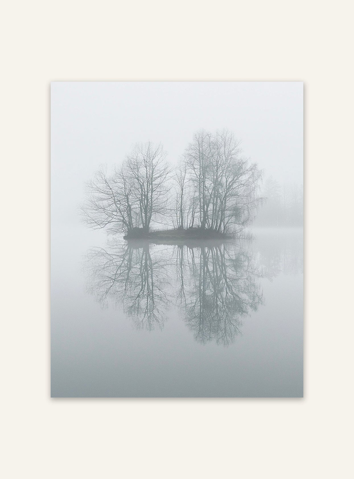 Still Water poster av naturmotiv från Nordanio, visar lugnt vatten och reflekterande landskap i vacker miljö.