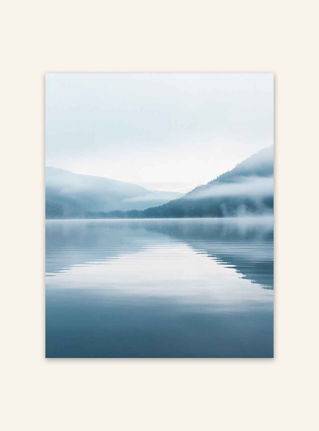 Nordanio Morning Shore Mist naturposter med bild av en dimmig strand vid soluppgången, vackert landskapsmotiv.