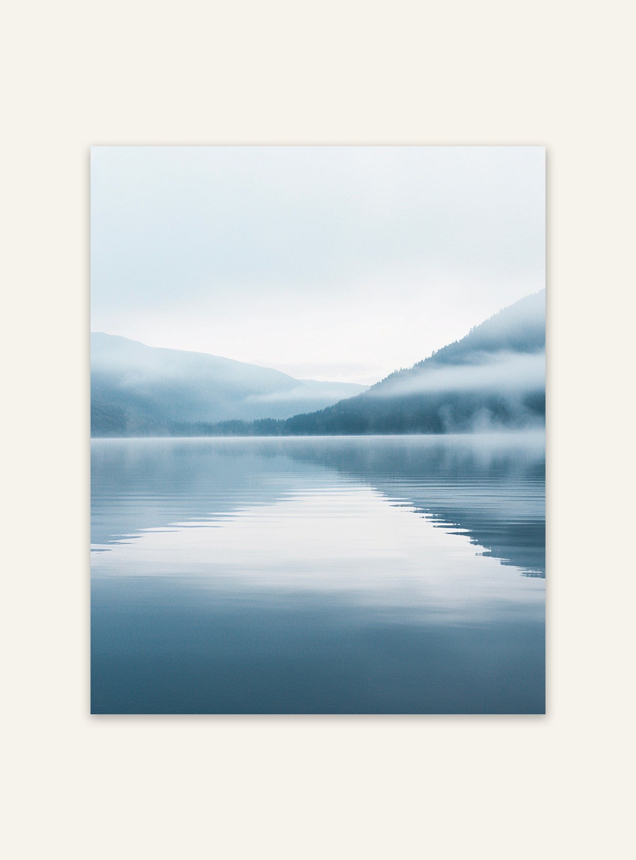 Nordanio Morning Shore Mist naturposter med bild av en dimmig strand vid soluppgången, vackert landskapsmotiv.