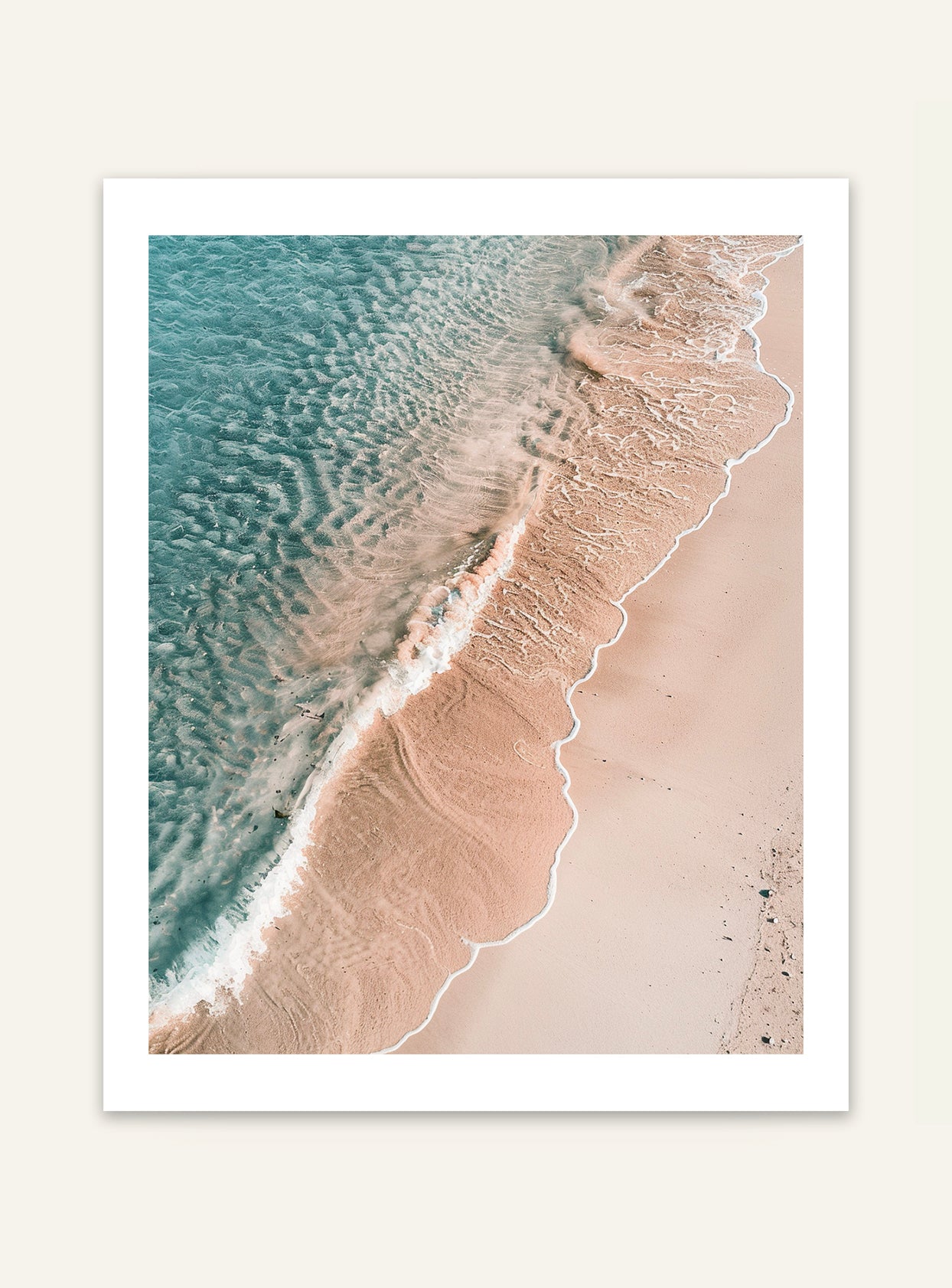 Naturskylt poster med strandkurva från Nordanio, visar en lugn kustlinje och vågor i naturliga färger.