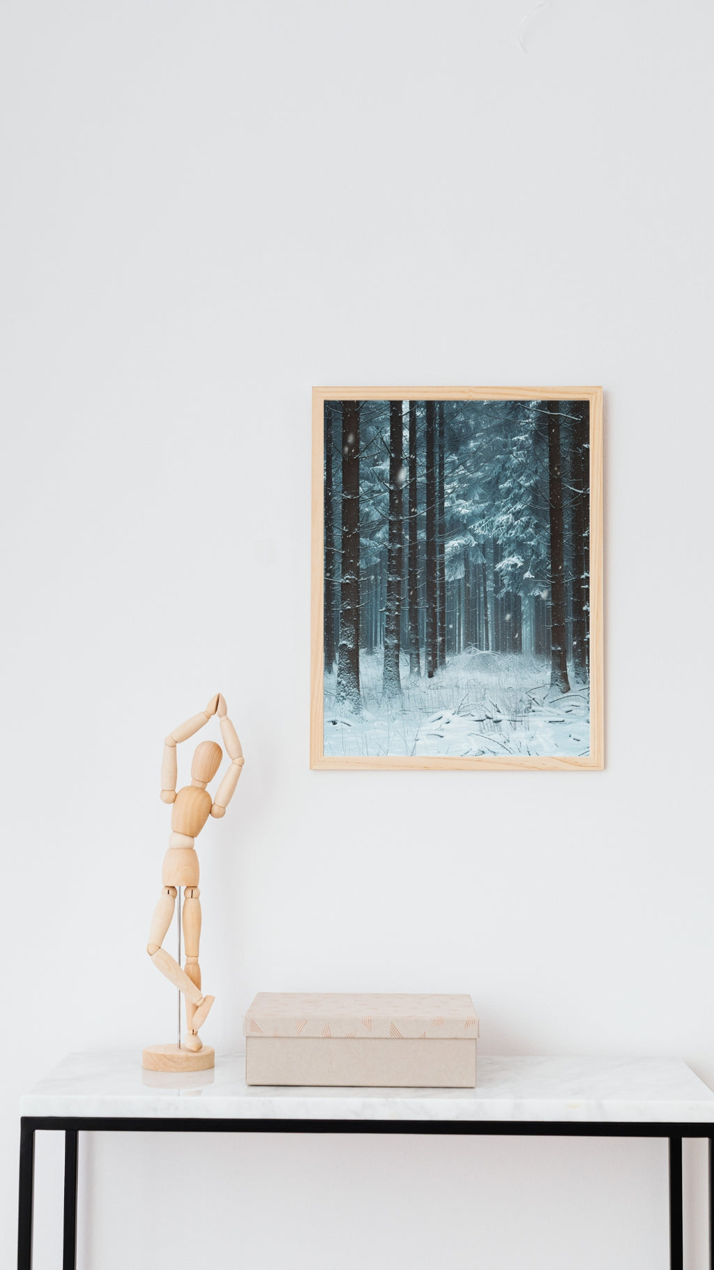 Snöfall i skog, minimalistisk naturposter från Nordanio, vitt och grått konsttryck för väggdekoration.