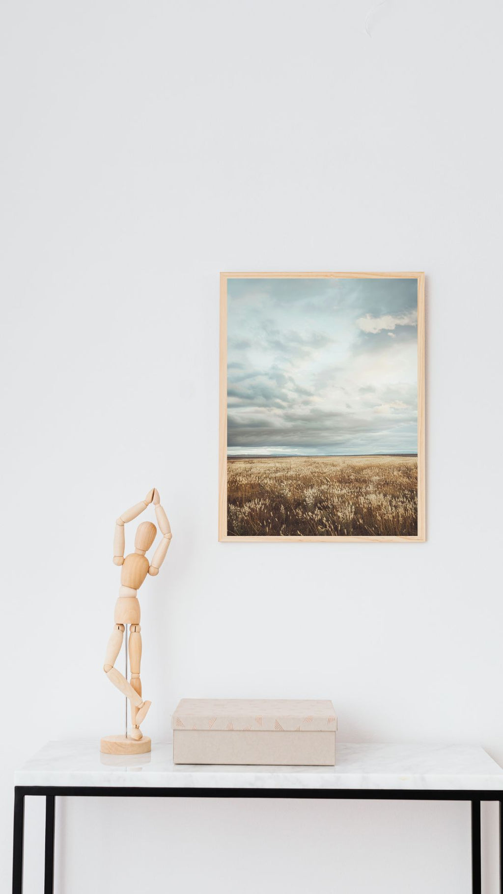 Väggposter med naturskildring av Meadow Horizon av Nordanio, vitt och grå minimalistisk wall art för inredning.
