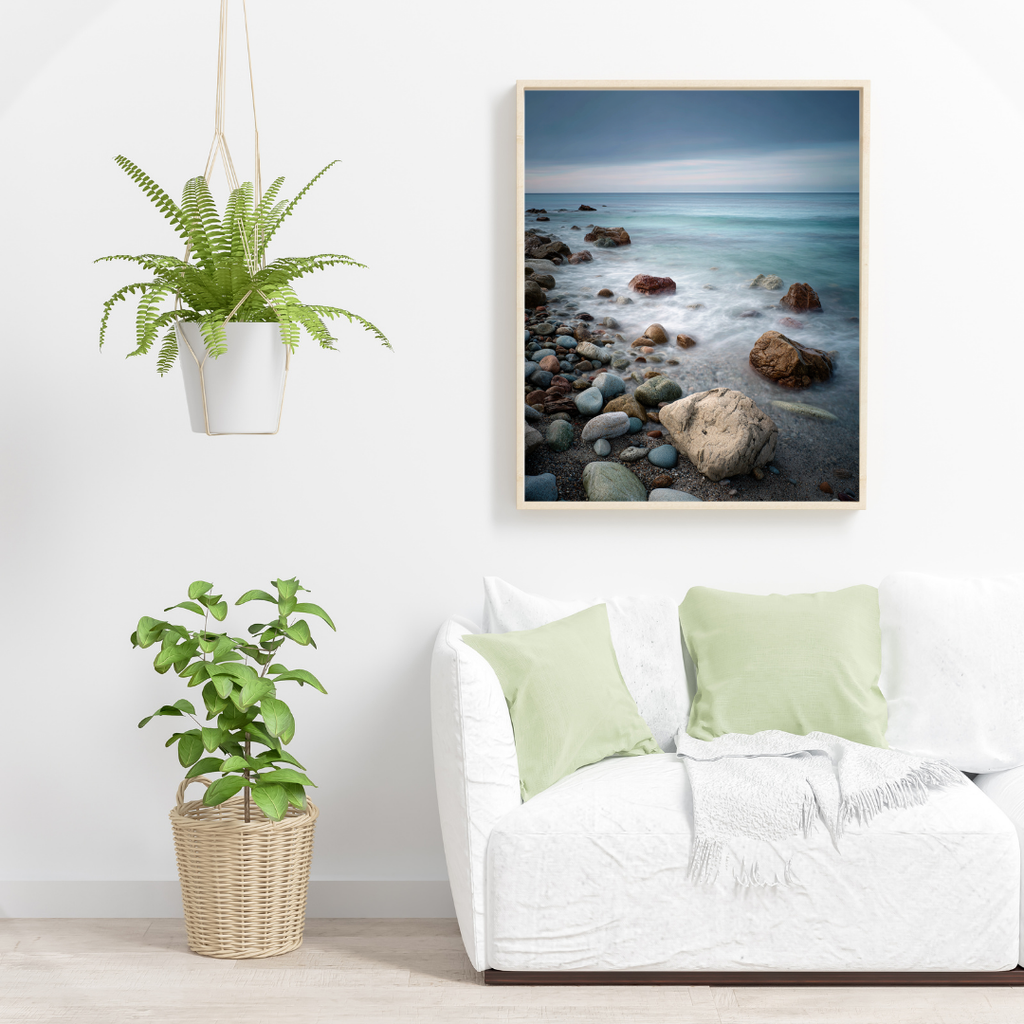 Neutral naturposter av klippor från Nordanio, minimalistisk 3D-illustration med vit ram, perfekt för väggdekoration.