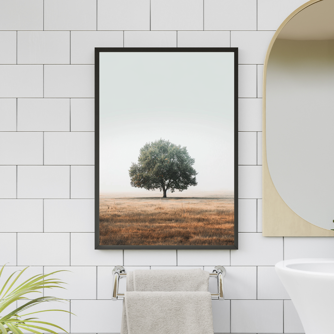 Väggkonst med naturmotiv av Lone Tree, modern minimalistposter för badrumsdesign av Nordanio.