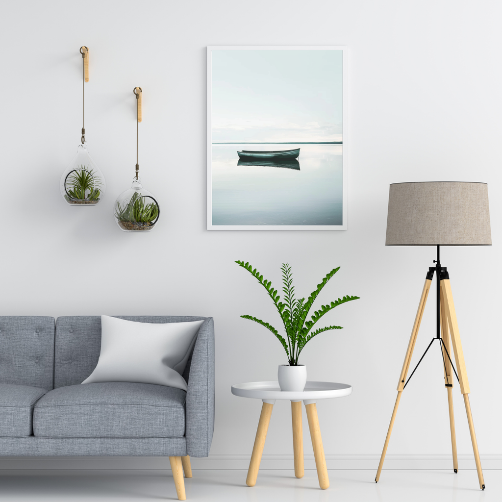 Vitt naturposter av stilla sjö med minimalistisk design av Nordanio, inramad i modern rumsmiljö.