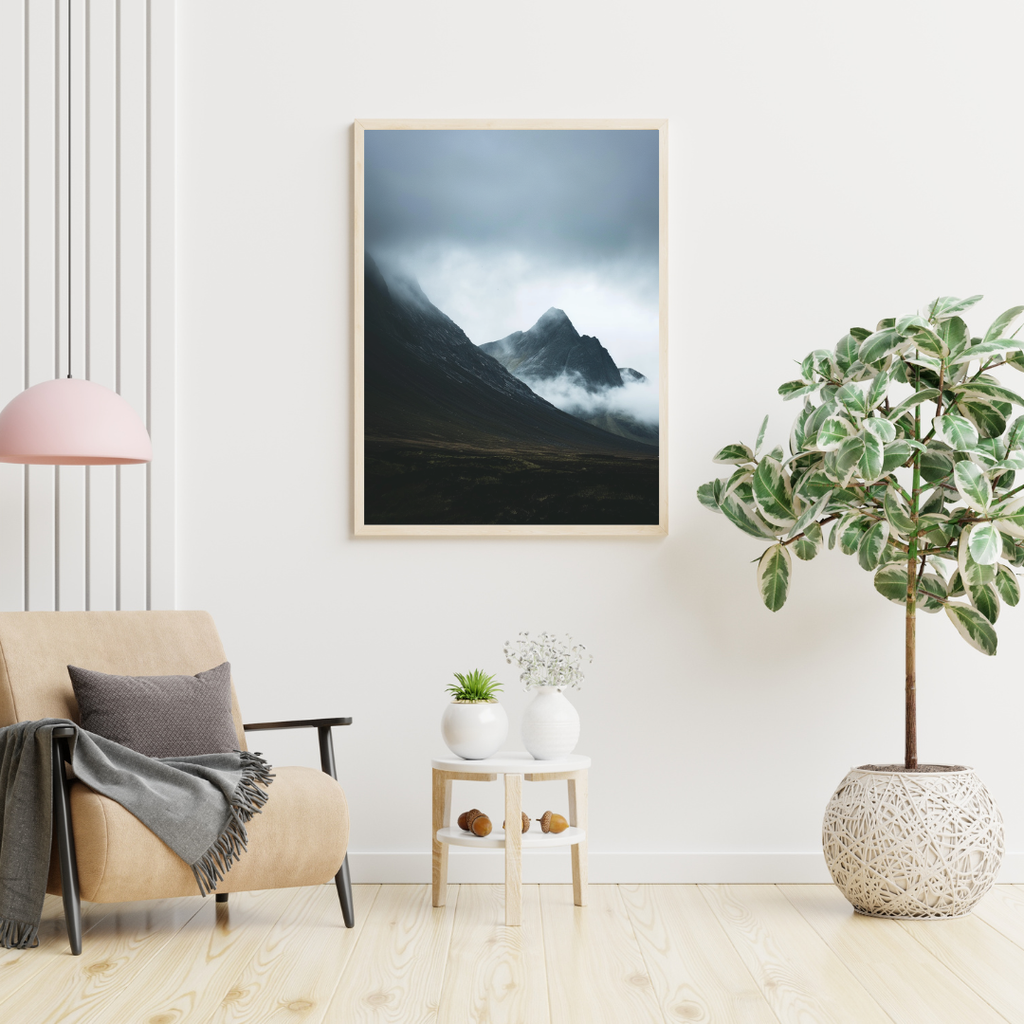 Vit minimalist väggkonst med bergsilhuett från Nordanio, naturposter med enkel och stilren design.