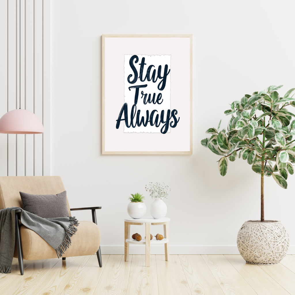 Vit minimalistisk typografiposters med texten "Stay True Always" från Nordanio, väggkonst för modern inredning.