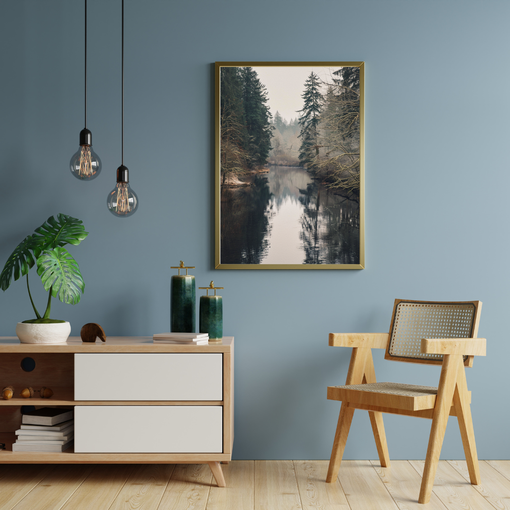 Vit och blå naturposter av River Bend från Nordanio i minimalistisk ram.
