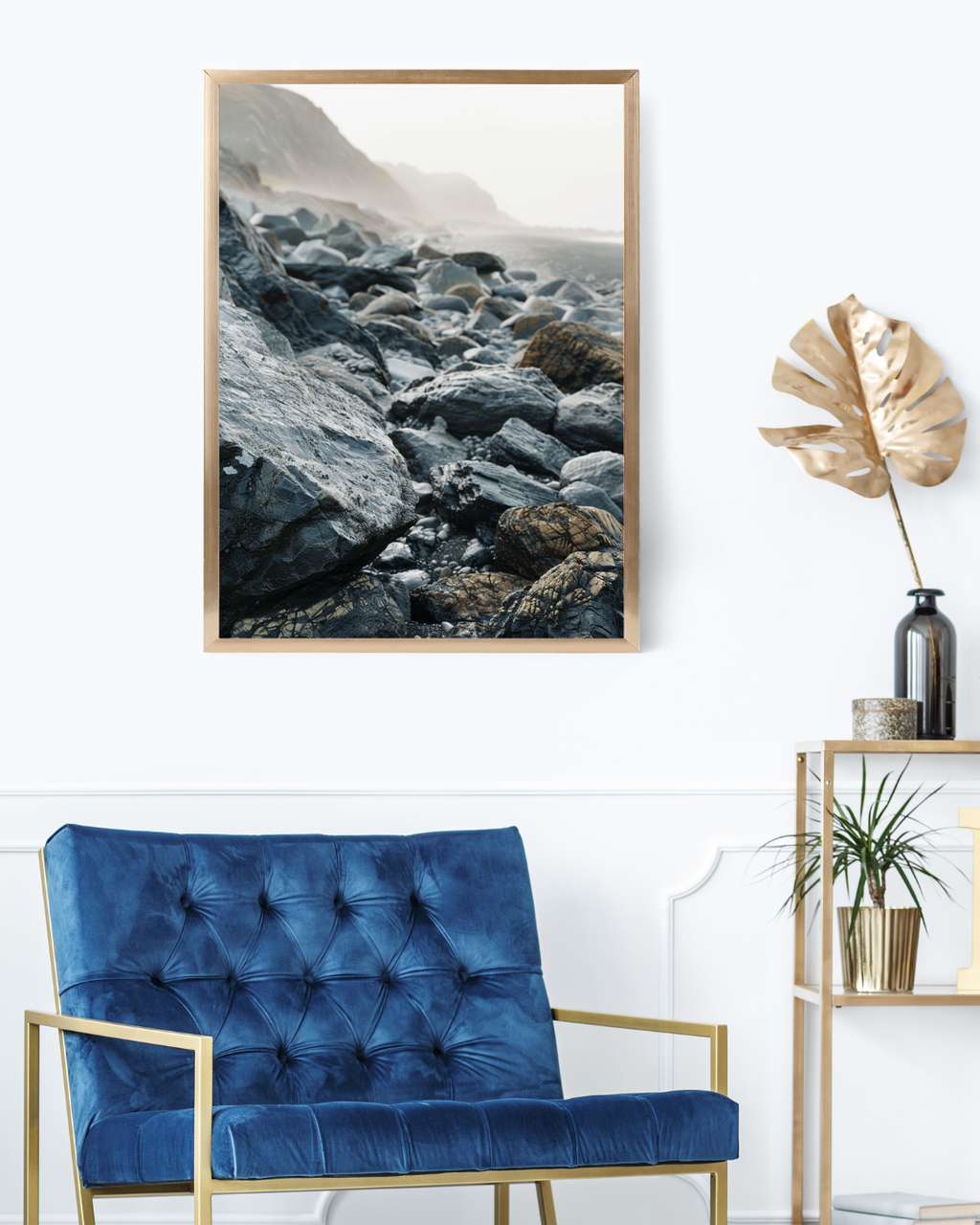 Vit och blå minimalistisk naturposter med bergsilluetter från Nordanio, passar perfekt som väggdekor.
