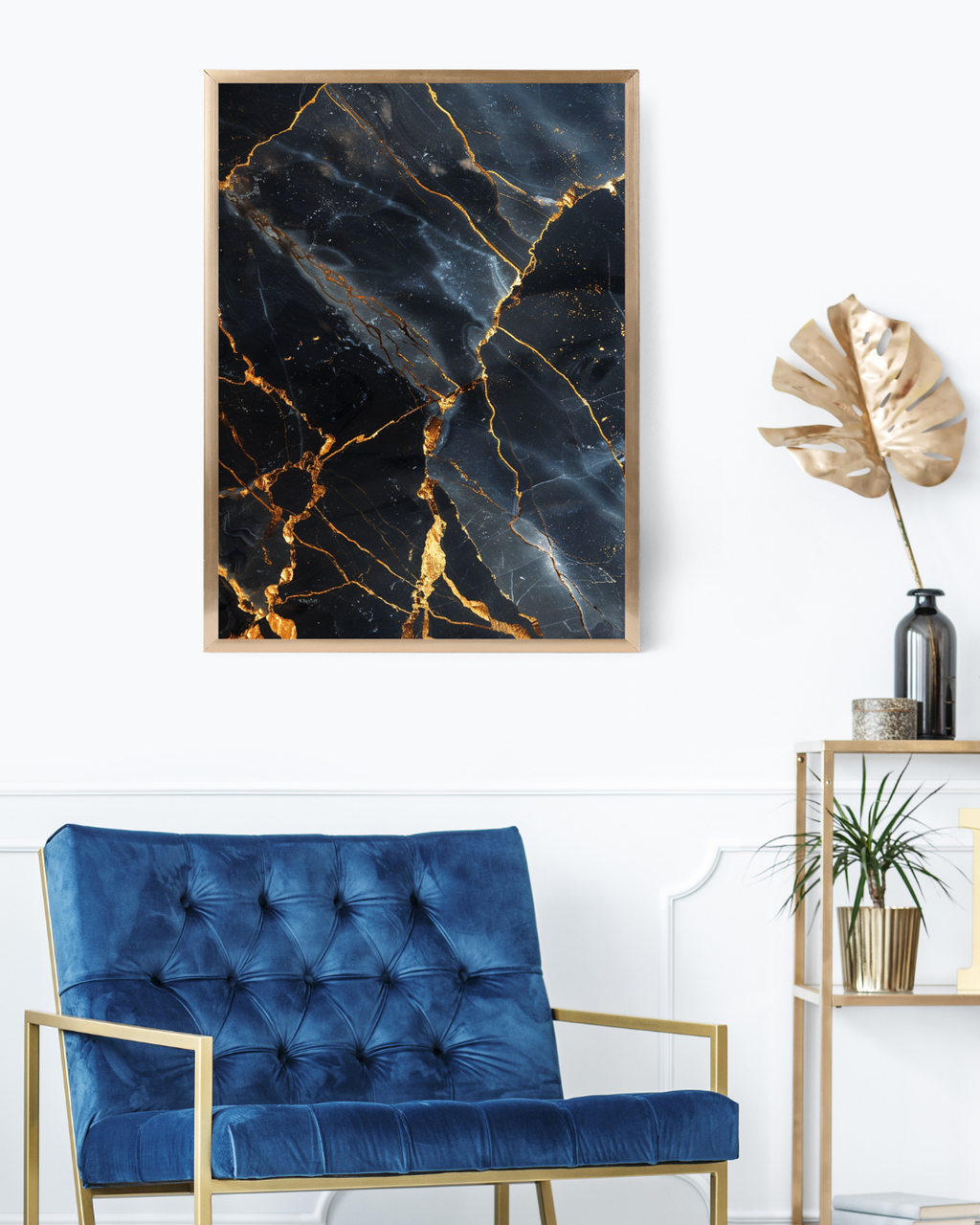 Marmor guld väggposter från Nordanio med mörk konststil och minimalistiskt ramfäste i vitt och blått.