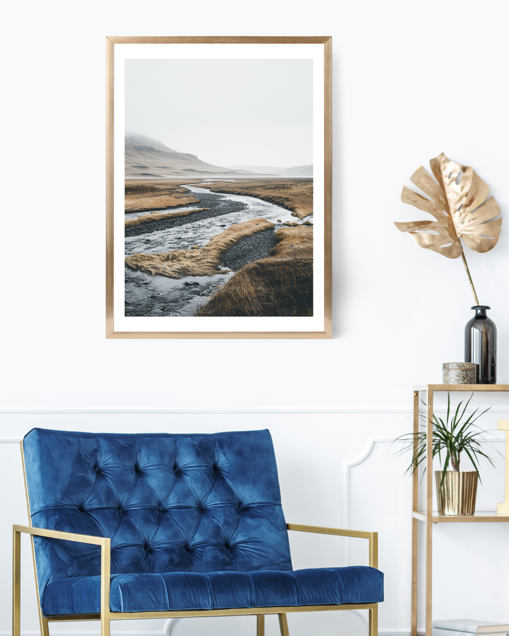 Vit och blå naturposter från Nordanio med minimalistisk design, visar ett lugnt vattenlandskap i modern stil.