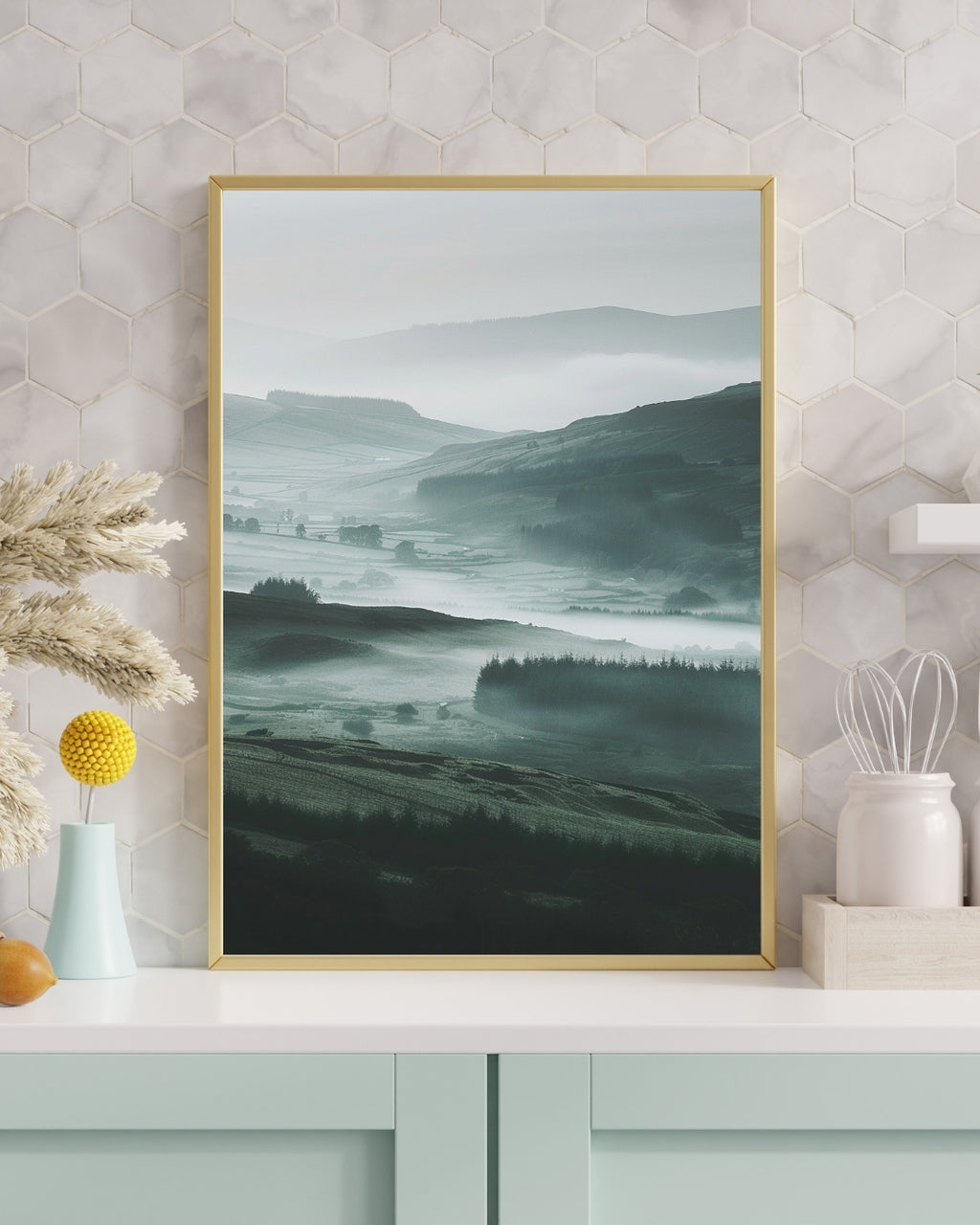 Vit och krämfärgad naturposter från Nordanio med minimalistisk ram, visar ett lugnt skogsmotiv.