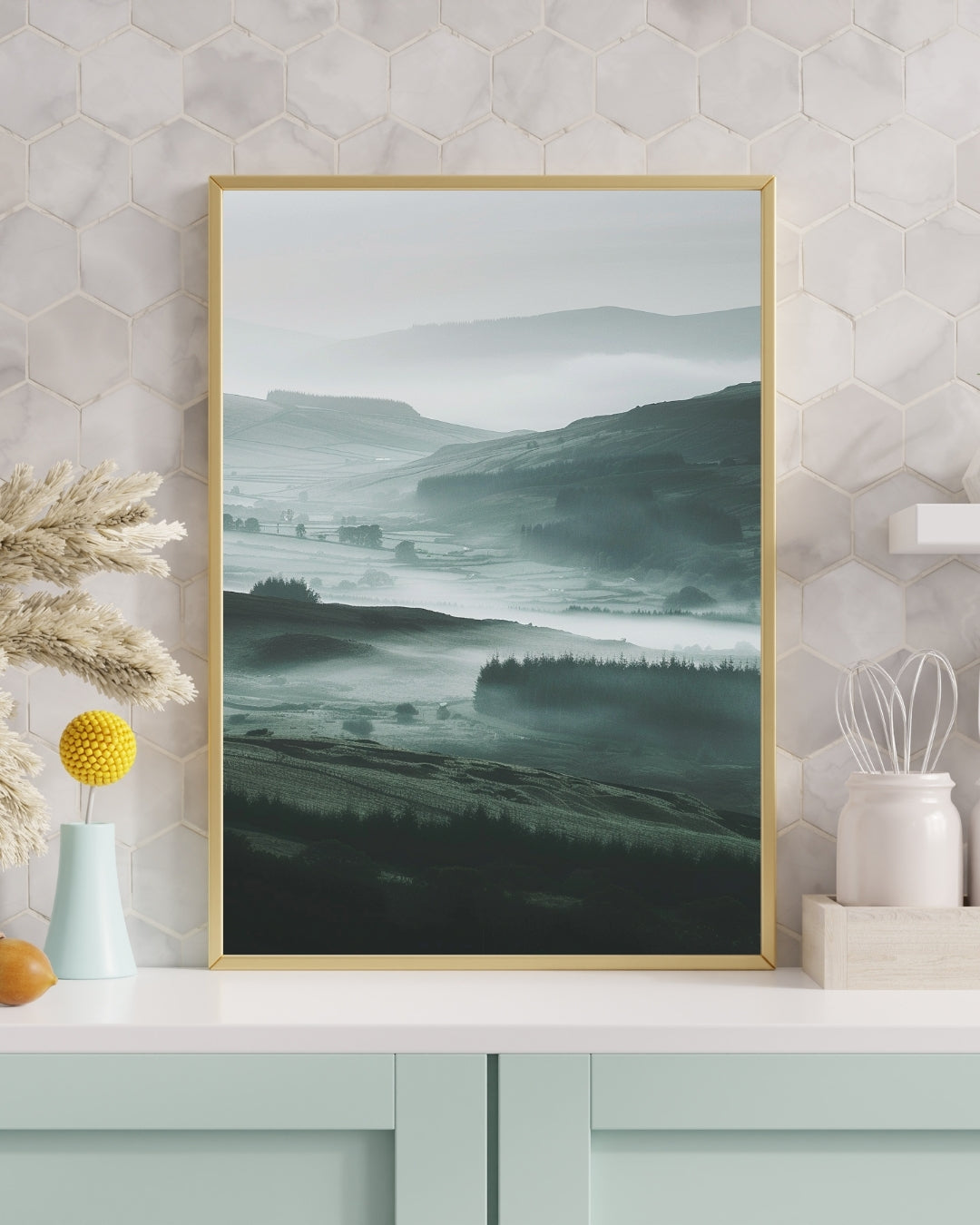 Vit och krämfärgad naturposter från Nordanio med minimalistisk ram, visar ett lugnt skogsmotiv.
