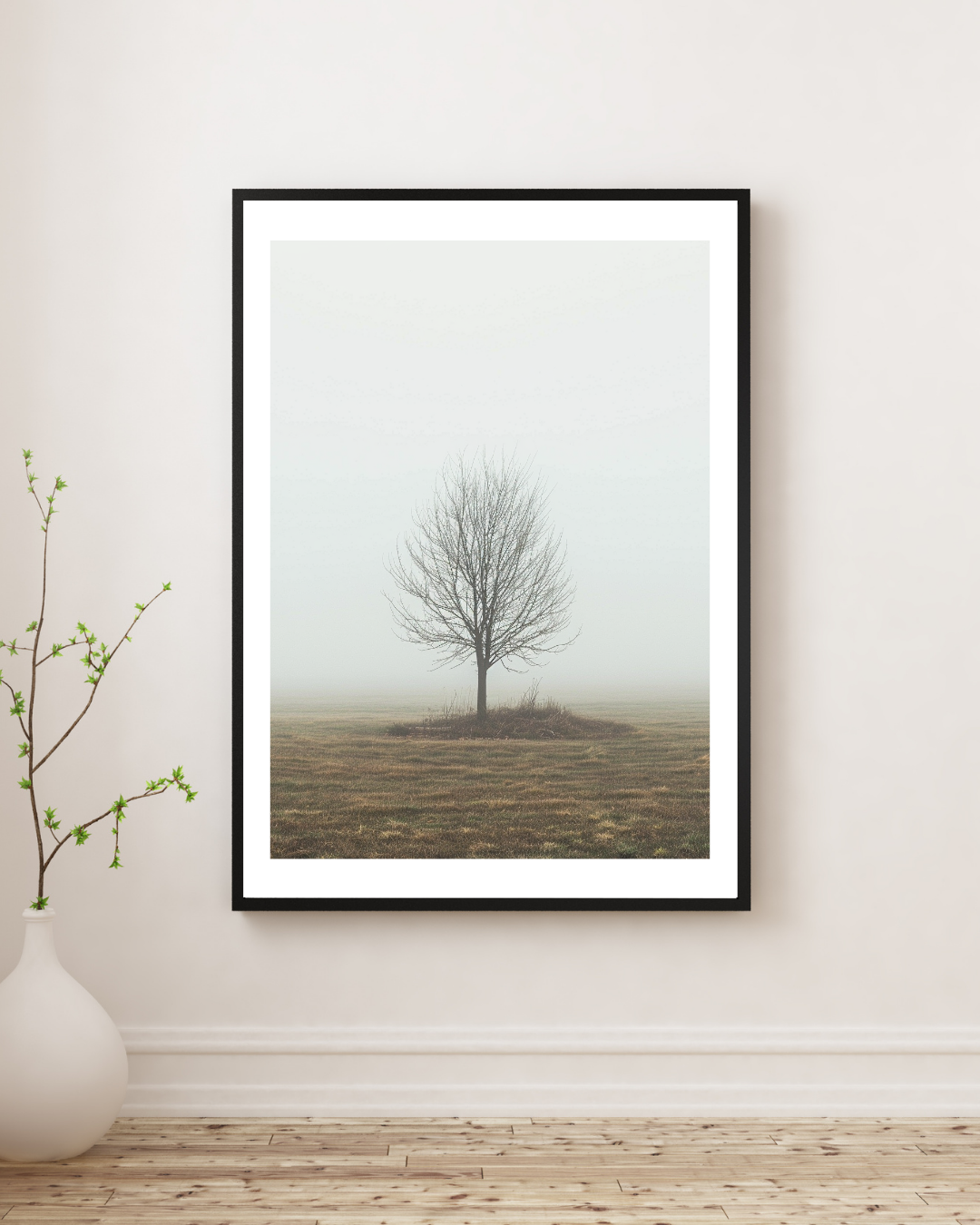 Väggposter med träd i dimma, naturmotiv från Nordanio i minimalistisk design för inomhusdekor.