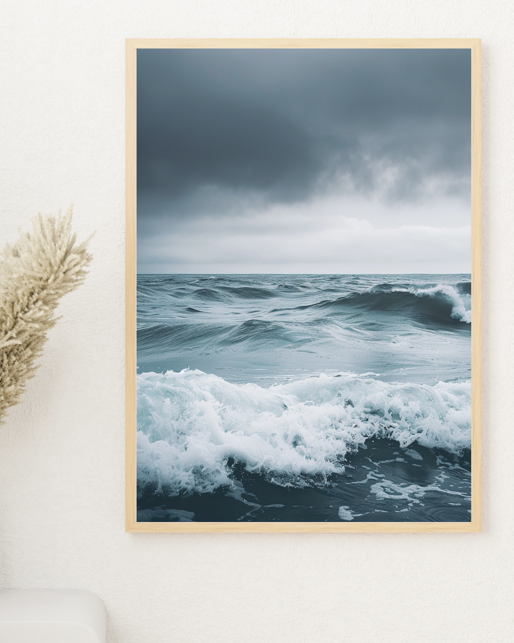 Vit och grå naturposter av oceanvågor från Nordanio i minimalistisk ram, perfekt för väggdekoration.