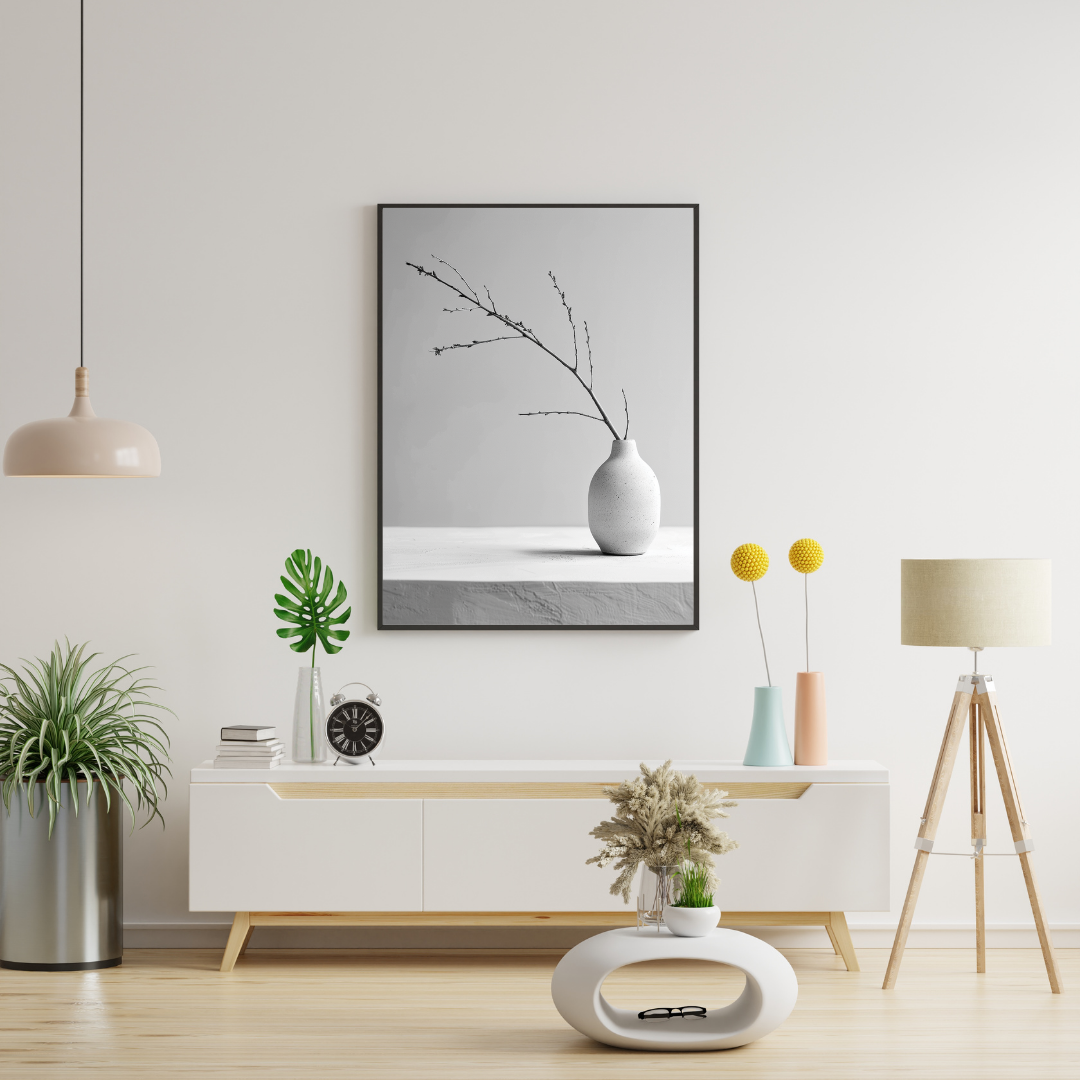Svartvitt poster av en ceramicvas med minimalistisk design, inramad i en vit och grå ram, av Nordanio.