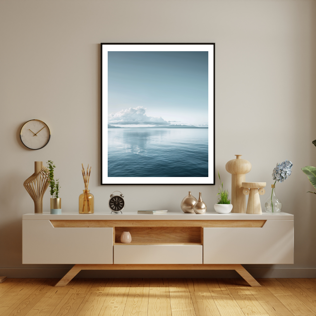 Väggposter med havsutsikt i vitt och grått, Nordanio naturposter i minimalistisk ram.