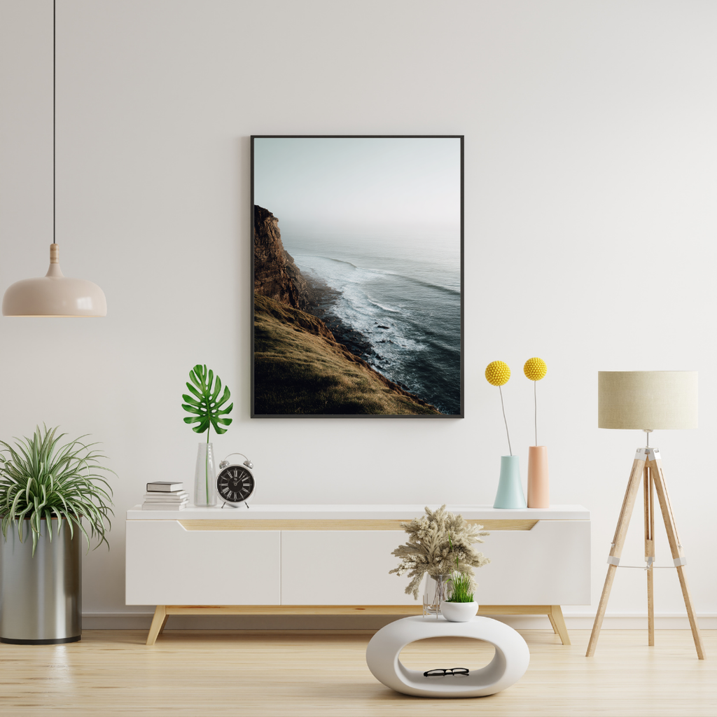 Väggbild av en minimalistisk naturposter med klipphöjd och havslandskap i vita och grå nyanser, av Nordanio.