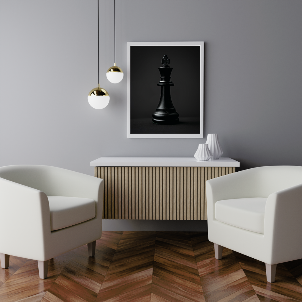 Svart konstväggposter med schackkungen av Nordanio, minimalistisk design i vitt och grått i ram.