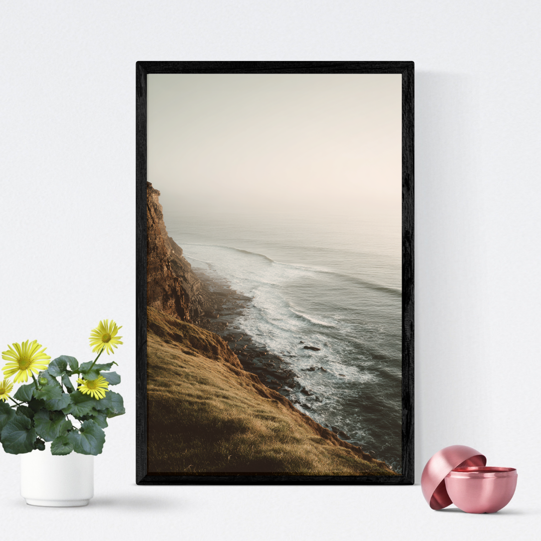 Minimalist naturposter med klippkust i gult och vitt från Nordanio, abstrakt väggkonst för modern inredning.